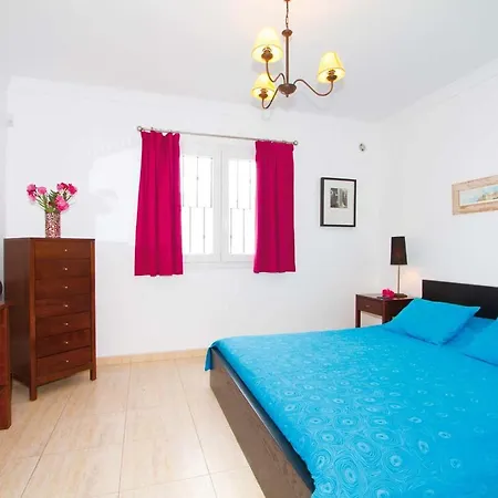 Puerto Del Carmen Sleeps 6 Wifi Villa Puerto del Carmen (Lanzarote)